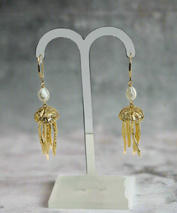 Julie Hawes - Earrings - Freshwater pearl and jellyfish