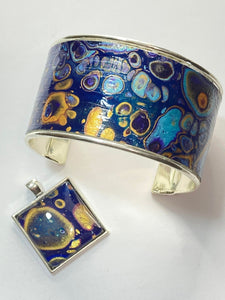 Linda Campbell - Jewellery - Cuff - blue & gold by Linda Campbell - McMillan Arts Centre - Vancouver Island Art Gallery